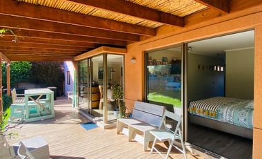 VENTA CASA SECTOR BRISAS NORTE 2 PISOS 3D + 3B + ESCRITORIO + TERRAZA + QUINCHO + PIEZA SERVICIO + PANELES SOLARES, COLEGIOS HIGHLANDS, CABO DE HORNOS