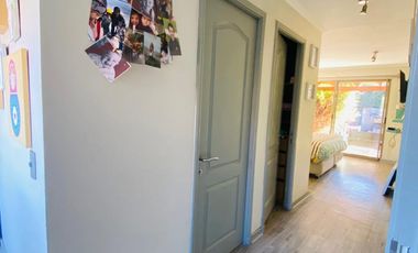 VENTA CASA SECTOR BRISAS NORTE 2 PISOS 3D + 3B + ESCRITORIO + TERRAZA + QUINCHO + PIEZA SERVICIO + PANELES SOLARES, COLEGIOS HIGHLANDS, CABO DE HORNOS