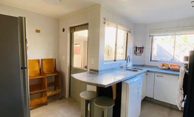 VENTA CASA SECTOR BRISAS NORTE 2 PISOS 3D + 3B + ESCRITORIO + TERRAZA + QUINCHO + PIEZA SERVICIO + PANELES SOLARES, COLEGIOS HIGHLANDS, CABO DE HORNOS