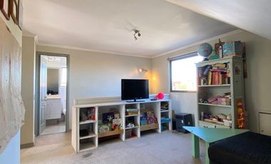 VENTA CASA SECTOR BRISAS NORTE 2 PISOS 3D + 3B + ESCRITORIO + TERRAZA + QUINCHO + PIEZA SERVICIO + PANELES SOLARES, COLEGIOS HIGHLANDS, CABO DE HORNOS