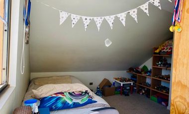 VENTA CASA SECTOR BRISAS NORTE 2 PISOS 3D + 3B + ESCRITORIO + TERRAZA + QUINCHO + PIEZA SERVICIO + PANELES SOLARES, COLEGIOS HIGHLANDS, CABO DE HORNOS