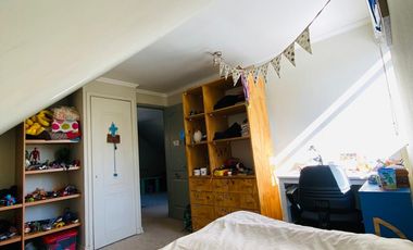 VENTA CASA SECTOR BRISAS NORTE 2 PISOS 3D + 3B + ESCRITORIO + TERRAZA + QUINCHO + PIEZA SERVICIO + PANELES SOLARES, COLEGIOS HIGHLANDS, CABO DE HORNOS