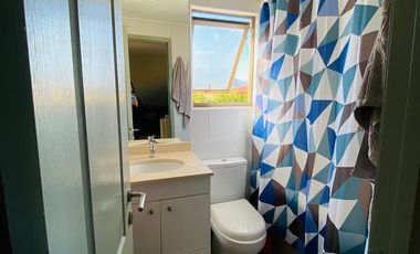 VENTA CASA SECTOR BRISAS NORTE 2 PISOS 3D + 3B + ESCRITORIO + TERRAZA + QUINCHO + PIEZA SERVICIO + PANELES SOLARES, COLEGIOS HIGHLANDS, CABO DE HORNOS