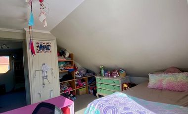 VENTA CASA SECTOR BRISAS NORTE 2 PISOS 3D + 3B + ESCRITORIO + TERRAZA + QUINCHO + PIEZA SERVICIO + PANELES SOLARES, COLEGIOS HIGHLANDS, CABO DE HORNOS