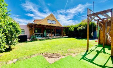 VENTA CASA SECTOR BRISAS NORTE 2 PISOS 3D + 3B + ESCRITORIO + TERRAZA + QUINCHO + PIEZA SERVICIO + PANELES SOLARES, COLEGIOS HIGHLANDS, CABO DE HORNOS