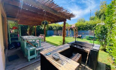 VENTA CASA SECTOR BRISAS NORTE 2 PISOS 3D + 3B + ESCRITORIO + TERRAZA + QUINCHO + PIEZA SERVICIO + PANELES SOLARES, COLEGIOS HIGHLANDS, CABO DE HORNOS