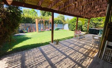 VENTA CASA SECTOR BRISAS NORTE 2 PISOS 3D + 3B + ESCRITORIO + TERRAZA + QUINCHO + PIEZA SERVICIO + PANELES SOLARES, COLEGIOS HIGHLANDS, CABO DE HORNOS