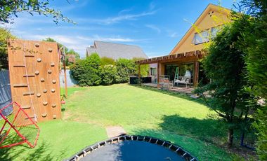 VENTA CASA SECTOR BRISAS NORTE 2 PISOS 3D + 3B + ESCRITORIO + TERRAZA + QUINCHO + PIEZA SERVICIO + PANELES SOLARES, COLEGIOS HIGHLANDS, CABO DE HORNOS