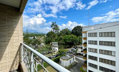 Extraordinario apartamento en Alamos de 78 m2 con 2 alcobas con vista al bosque. Pereira - Colombia.