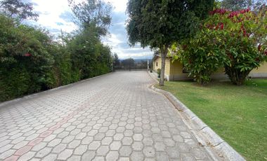 En Renta casa de 4 dormitorios en Puembo