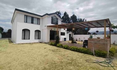 CASA DE LUJO EN VENTA, SECTOR MIRASIERRA LOS CHILLOS