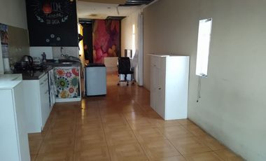 Se vende Casa Comercial, con local y Departamentos frente a Avenida, en Villa El Salvador