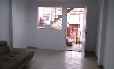 Se vende Casa Comercial, con local y Departamentos frente a Avenida, en Villa El Salvador