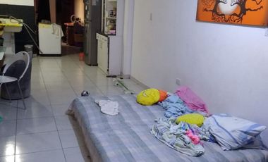 Se vende Casa Comercial, con local y Departamentos frente a Avenida, en Villa El Salvador