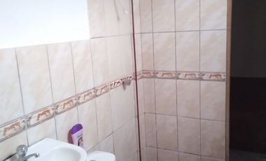 Se vende Casa Comercial, con local y Departamentos frente a Avenida, en Villa El Salvador