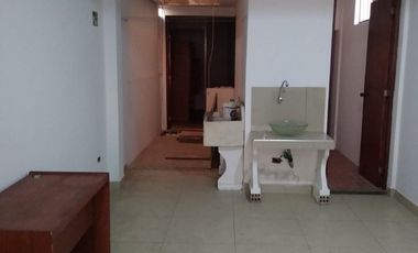 Se vende Casa Comercial, con local y Departamentos frente a Avenida, en Villa El Salvador