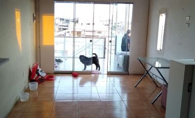 Se vende Casa Comercial, con local y Departamentos frente a Avenida, en Villa El Salvador