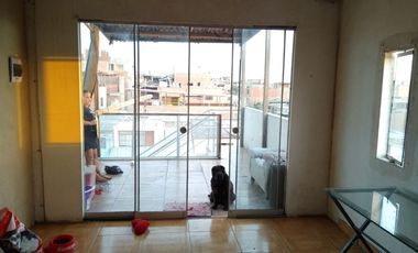 Se vende Casa Comercial, con local y Departamentos frente a Avenida, en Villa El Salvador