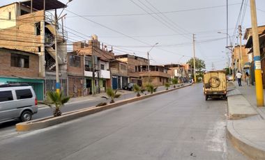 Se vende Casa Comercial, con local y Departamentos frente a Avenida, en Villa El Salvador