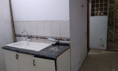 Se vende Casa Comercial, con local y Departamentos frente a Avenida, en Villa El Salvador