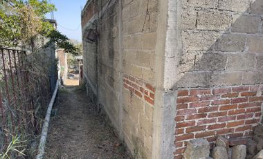 Venta de bonito terreno con construcción en obra gris