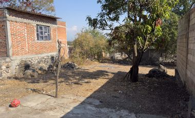 Venta de bonito terreno con construcción en obra gris