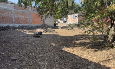 Venta de bonito terreno con construcción en obra gris