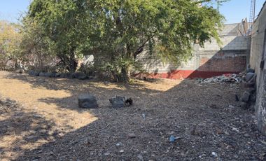 Venta de bonito terreno con construcción en obra gris