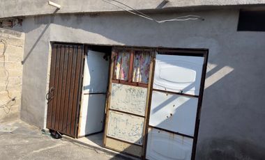 Venta de bonito terreno con construcción en obra gris