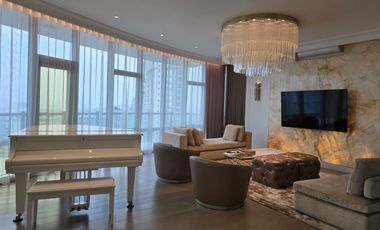 Elegantly designed 3 bedroom unit in Kirov with balcony for rent