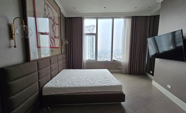 Elegantly designed 3 bedroom unit in Kirov with balcony for rent