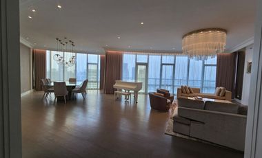 Elegantly designed 3 bedroom unit in Kirov with balcony for rent