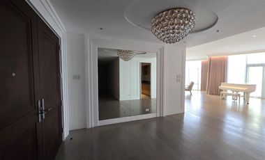 Elegantly designed 3 bedroom unit in Kirov with balcony for rent