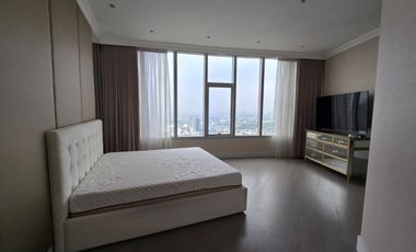 Elegantly designed 3 bedroom unit in Kirov with balcony for rent