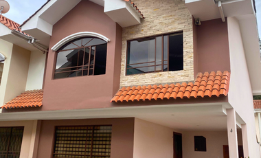 En venta bonita casa en condominio | Sector Machángara | La Roma