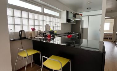 CÓMODO Y LUMINOSO DEPARTAMENTO DUPLEX CON UBICACIÓN  PRIVILEGIADA, EN LA CASTELLANA SURCO, Y FRENTE A PARQUE