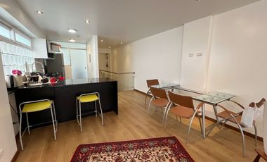 CÓMODO Y LUMINOSO DEPARTAMENTO DUPLEX CON UBICACIÓN  PRIVILEGIADA, EN LA CASTELLANA SURCO, Y FRENTE A PARQUE