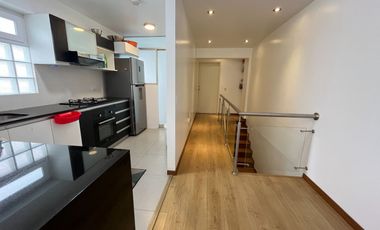 CÓMODO Y LUMINOSO DEPARTAMENTO DUPLEX CON UBICACIÓN  PRIVILEGIADA, EN LA CASTELLANA SURCO, Y FRENTE A PARQUE