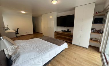 CÓMODO Y LUMINOSO DEPARTAMENTO DUPLEX CON UBICACIÓN  PRIVILEGIADA, EN LA CASTELLANA SURCO, Y FRENTE A PARQUE
