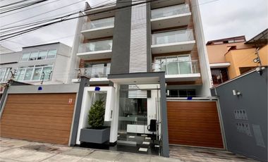 CÓMODO Y LUMINOSO DEPARTAMENTO DUPLEX CON UBICACIÓN  PRIVILEGIADA, EN LA CASTELLANA SURCO, Y FRENTE A PARQUE