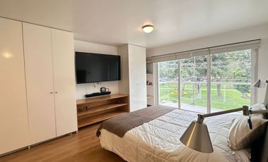 CÓMODO Y LUMINOSO DEPARTAMENTO DUPLEX CON UBICACIÓN  PRIVILEGIADA, EN LA CASTELLANA SURCO, Y FRENTE A PARQUE