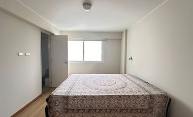 CÓMODO Y LUMINOSO DEPARTAMENTO DUPLEX CON UBICACIÓN  PRIVILEGIADA, EN LA CASTELLANA SURCO, Y FRENTE A PARQUE