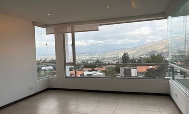 Renta de departamento en Cumbayá sector Site Center, 3 dorms, vista al Valle, cerca de la Ruta Viva y Simón Bolivar