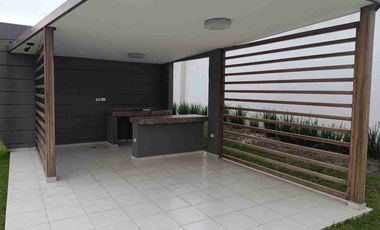 Rento casa, Cocina Equipada, 3 Recámaras, 1.5 Baños, Garaje 2 Autos.