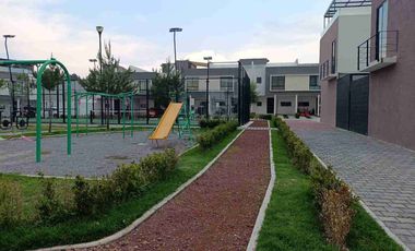 Rento casa, Cocina Equipada, 3 Recámaras, 1.5 Baños, Garaje 2 Autos.