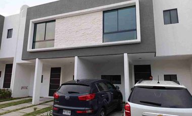 Rento casa, Cocina Equipada, 3 Recámaras, 1.5 Baños, Garaje 2 Autos.