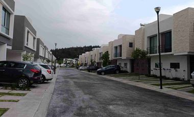 Rento casa, Cocina Equipada, 3 Recámaras, 1.5 Baños, Garaje 2 Autos.