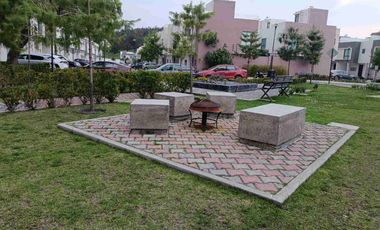 Rento casa, Cocina Equipada, 3 Recámaras, 1.5 Baños, Garaje 2 Autos.