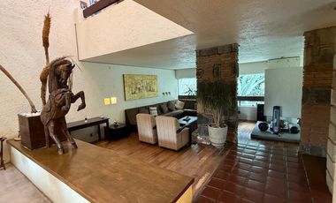 Casa con departamento rodeados de jardín