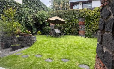 Casa con departamento rodeados de jardín